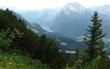 Slavnost a pohoda v NP Berchtesgaden a Orlí hnízdo 2018 - Německo - dole jezero Königsee a nad ním masiv Watzmann (2713 m)
