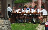 Slavnost a pohoda v NP Berchtesgaden a Orlí hnízdo 2018 - Německo - Berchtesgaden - odpočinek po průvodu
