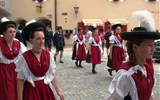 Slavnost a pohoda v NP Berchtesgaden a Orlí hnízdo 2018 - Německo - Berchtesgaden - letní slavnost, a průvod nekončí, jdou v něm stovky lidí a náramně sito užívají