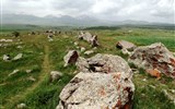 Arménie, země Malého Kavkazu 2020 - Arménie - Karahunž, megalitická observatoř z doby asi 6.000 př. n.l.,zjištěno 223 kamenů,0,5 až 3 m vysokých o váze až 10 tun