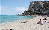 Golfo de Orosei - Itálie - Sardinie - pláž Cala Luna, tyrkysové moře a světlý písek