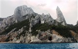 Golfo de Orosei - Itálie - Sardinie - Cala Coloritzè, na skalních věžích jsou náročné horolezecké cesty