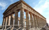 Segesta - Itálie - Sicílie - Segesta, chrám nebyl nikdy dokončen, viz dole stavební výběžky krepidóma