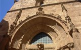 Alghero - Itálie - Sardinie - Alghero, katedrála, boční portál pod zvonicí v aragonské gotice