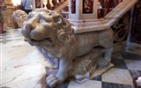 Alghero - Itálie - Sardinie - Alghero, katedrála, mramoroví lvi podle vzoru katedrály v Cagliari