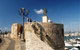 Sardinie, rajský ostrov nurágů v tyrkysovém moři chata 2019 - Itálie - Sardinie - Alghero, Torre di Sant´Elmo, hradby mají 7 věží a 3 pevnůstky