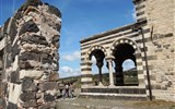 Santissima Trinitā di Saccargia - Itálie - Sardinie - Saccargia, boční pohled na portikus, postaven 1180-1200