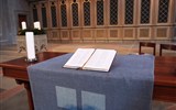 SANKT GALLEN - Švýcarsko - St.Gallen - St.Laurent, prostý a jednoduchý oltář se vyjímá v čase adventním