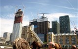 Temže - Anglie - Londýn - v centru rostou stále nové mrakodrapy, pohled z paluby lodě na Temži