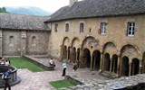Conques - Francie - Conques, z původního kláštera zbylo jen 7 oblouků Z galerie, zpustl po Francouské revoluci a sloužil jako zdoj kamení pro stavby v obci