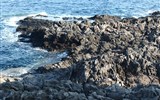Cala Gonone - Itálie - Sardinie 790 - Cala Gonone, skalnaté pobřeží u přístavu, zdejší čediče jsou pleistocénní