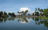 Bali - Indonesie - Bali -  pobřeží s plážemi a palmami (Wiki free)