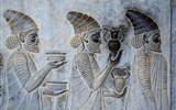 Írán - Irán - Persepolis, basreliéf z Apadany s Armény nesoucími dary králi (Wiki-P.Marwald)
