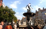 Lodě na kolejích, Gdyně, Gdaňsk a Malbork 2020 - Polsko - Gdaňsk, Neptunova fontána, 1606-34, kašna z belgického mramoru