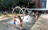 Lodě na kolejích, Gdyně, Gdaňsk a Malbork 2020 - Polsko - Gdaňsk, fontána na náměstí Jana Heweliusze, děti si užívají