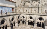 Lisabon, královská sídla, krásy pobřeží Atlantiku, Porto 2020 - Portugalsko - Porto - katedrála Sé do Porto, sousední klášter postavil João I., krásný rajský dvůr