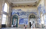 Porto, víno, památky a řeka Douro - Portugalsko - Porto - vlakové nádraží zdobí 551 m2 azulejos, scény z historie země, 1905-6, J.Colaco