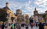 Valencie, perla Costa Azahar, přírodní parky a svátek Fallas 2020 - Španělsko - Valencie - náměstí před katedrálou