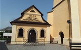 Do Českého koutku a za neznámou krásou Sudet 2020 - Polsko - kostnice v Čermné, postavená 1776 českým knězem V.Tomáškem, stěny kaple pokryty 3.000 lebek