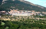 EL ESCORIAL - Španělsko - El Escorial v celé své majestátnosti z  vyhlídky Silla de Felipe II.