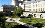 EL ESCORIAL - Španělsko - El Escorial, lem kláštera tvoří terasové zahrady, které jako by přecházely do okolních sadů