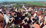Bavorské velikonoční tradice a středověká městečka 2020 - Německo - Nördlingen z výšky, vzadu krásně vidět půlkruh hradeb, na obzoru nízký val kráteru Ries