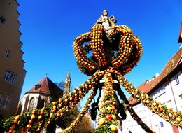 Německo - Rothenburg, velikonoční výzdoba Marktbrunnen