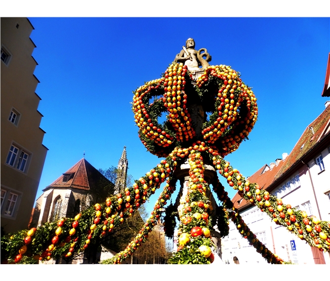 Bavorské velikonoční tradice a středověká městečka 2020 - Německo - Rothenburg, velikonoční výzdoba Marktbrunnen