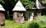Rožnov - Česká republika - Rožnov n.R. - Valašské muzeum, Dřevěné městečko, nádherné staré úly (foto C.Čejpa)