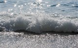 Řecké ostrovy Lefkáda, Kefalonie, Zakynthos letecky 2020 - Řecko - Lefkáda - vlny se tříští na plážích a čas tu posedává ve stínu