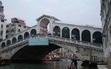 Památky Benátek - Itálie - Benátky - Ponte Rialto, nejstarší most přes Canal Grande, dokončen 1591, autor Antonio da Ponte