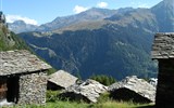 zájezdy v době státních svátků Itálie - Itálie - Madesimo - panoráma hor a kamenných střech