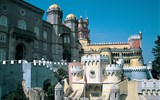 Lisabon, královská sídla, krásy pobřeží Atlantiku, Cascais 2020 - Portugalsko - Sintra - Palácio National da Pena, památka UNESCO, typický romantismus 19.století a směs stylů všech míst i zemí