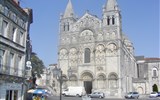 Bordeaux a Akvitánie, památky, víno a vlny Atlantiku letecky 2020 - Francie - Atlantik - Poitiers, katedrála Notre Dame la Grande, románská z poloviny 11.stol, postavena za papeže Urbana II.