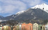 Tyrolsko mnoha nej vlakem a nostalgické vláčky, tramvaje a lanovky 2020 - Rakousko - Tyrolsko - Innsbruck, nad městem se ze všech stran tyčí horské štíty