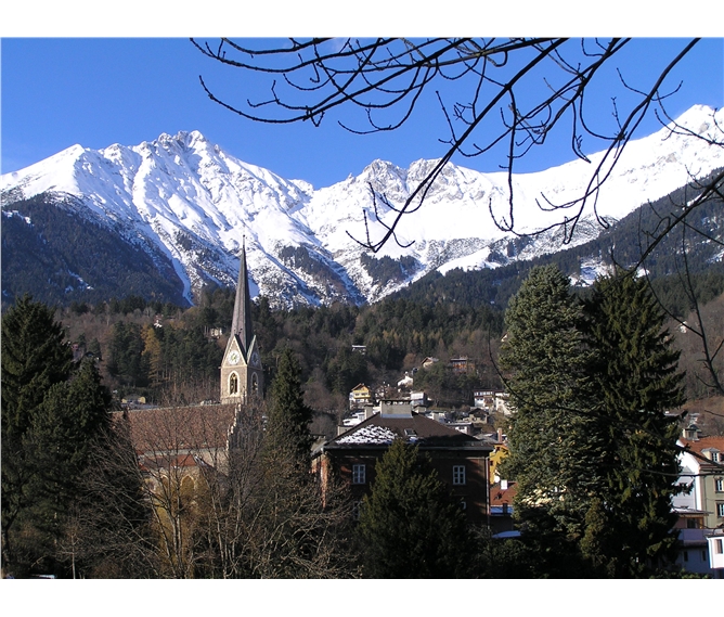 Nejkrásnější Tyrolský advent plný zážitků - Rakousko - Tyrolsko - Innsbruck, hlavní město Tyrolsjka, leží na řece Inn a nad ním se zdvíhají zasněžené štíty Alp