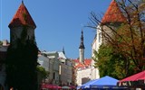 Tallin - Pobaltí - Estonsko - Tallinn, gotický kostel sv.Ducha ze 14.století a městské hradby