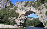 Languedoc, katarské hrady, moře Lví zátoky a kaňon Ardèche letecky 2020 - Francie - Provence - Ardeche, skalní most Pont d´Arc vznikl asi před půl milionem let a je 54 m vysoký
