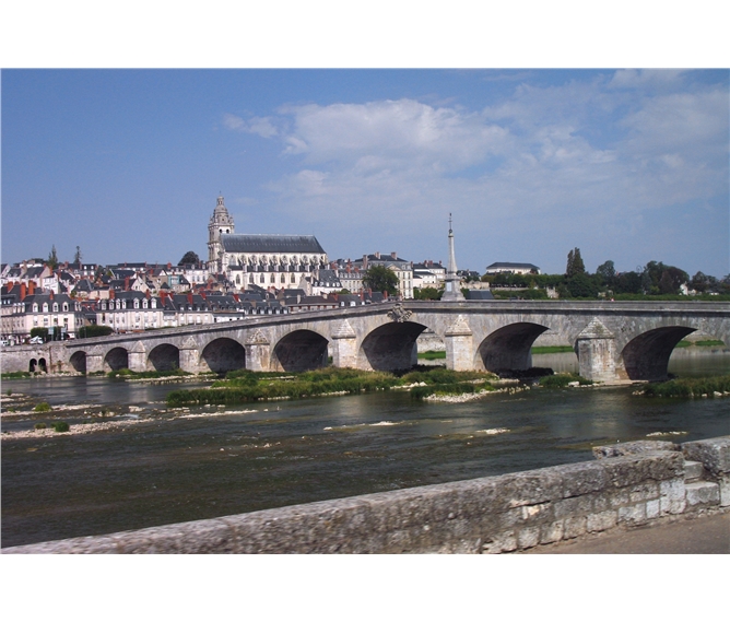 Zámky a zahrady na Loiře a Paříž 1 cesta letecky - Francie -  Loira - Blois, městečko s renesančním zámkem v centru, vpředu most z 18.století (Foto: Janata)