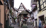 Advent v Alsasku - zimní pohádka o víně 2018 - Francie - Alsasko -  Eguisheim, dům  s vánočními kometami, nejmenší dům ve městě