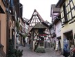 Francie - Alsasko -  Eguisheim, dům  s vánočními kometami, nejmenší dům ve městě