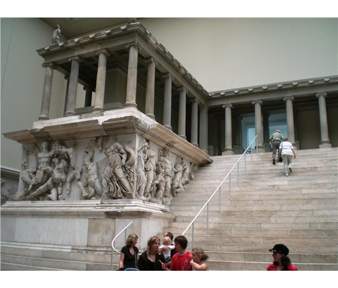 Berlín, velká muzejní a galerijní noc 2018 - Německo - Berlín - Pergamonské muzeum ukrývá unikátní poklady nejstarších kultur, Pergamonský oltář, 2.stol. př.n.l.