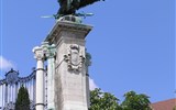 Budapešť, Györ, krásy Dunajského ohybu, památky a termální lázně 2020 - Maďarsko, Budapešť, hradní vrch - socha Turula, který údajně přivedl Maďary do Evropy a byl dědem prince Arpáda