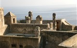 Ischia a ostrovy jižní Itálie 2020 - Itálie - Ischia - strohá architektura nad azurovým mořem

