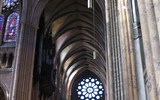 Bretaň, tajemná místa, přírodní parky a megality 2020 - Francie, Chartres, interiér katedrály