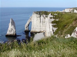 Normandie a Alabastrové pobřeží  2026  Francie - Normandie - Étretat, bělostné útesy nad modrým mořem