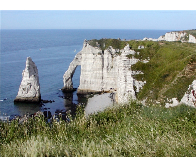 Normandie, zahrady, Alabastrové pobřeží a slavnost Armada - Francie - Normandie - Étretat, bělostné útesy nad modrým mořem