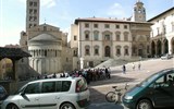 Arezzo - Itálie - Toskánsko - Arezzo, Piazza Grande, zleva - románská S. Maria della Pieve , Tribunal Palace a Fraternita dei laici (14.-15.stol.)