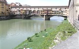 Florencie, Siena, Lucca -  poklady Toskánska letecky 2019 - Itálie, Toskánsko - Florencie - Ponte Vecchio přes řeku Arno, 1345, arch. Neri di Fioravante na místě římského mostu