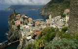 Ligurská riviéra a Cinque Terre s koupáním 2020 - Itálie, Ligurie, Cinque Terre - Vernazza, jedna z 5 vesniček oblasti, hrad z 15.stol. postavený na obranu proti pirátům